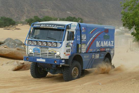 una alineación de tractores KAMAZ