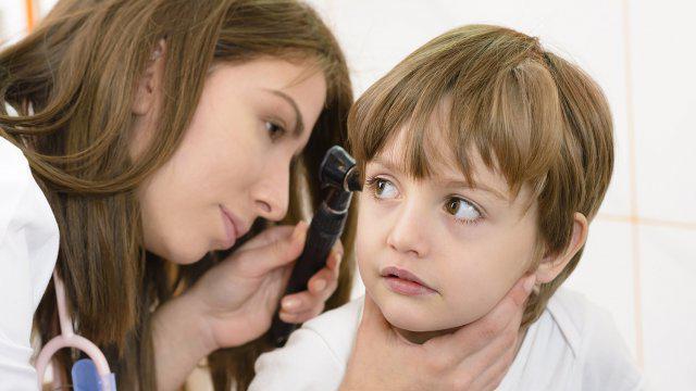 La oreja duele en el niño: primeros auxilios. Tratamiento con remedios caseros y medicamentos