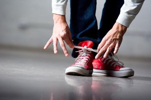 Qué hermoso es atar los cordones de los zapatos en zapatillas: opciones elegantes e inusuales