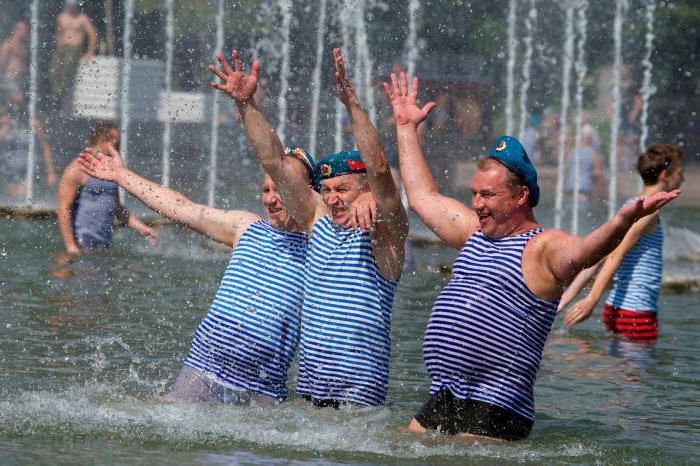 ¿Por qué las fuerzas aerotransportadas se bañan en las fuentes? La tradición de las vacaciones