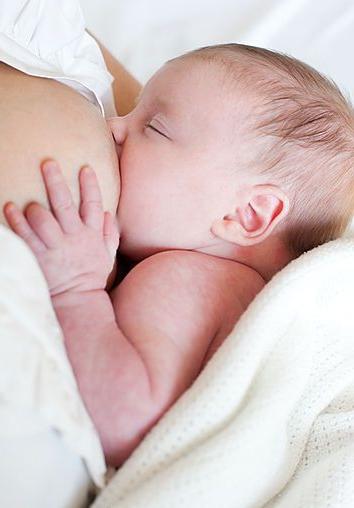 cuánto debería comer el recién nacido