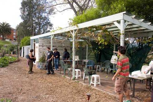 Arbor con sus propias manos de madera como atributo indispensable del jardín