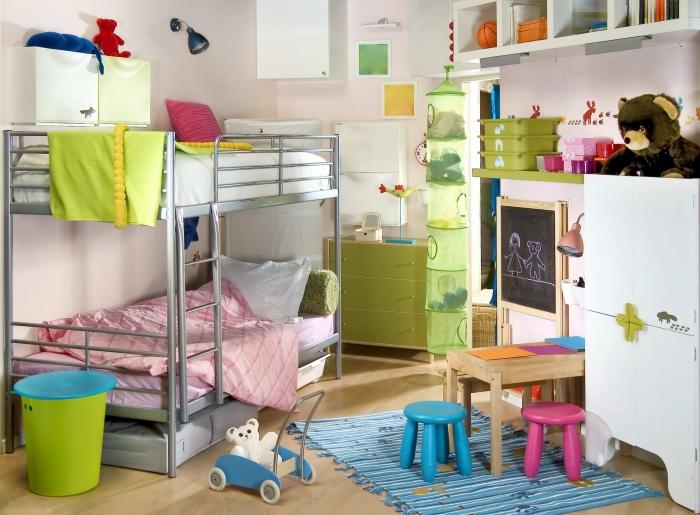 Habitación para niños para dos niños de diferentes sexos. Organización del espacio de trabajo y de dormir.