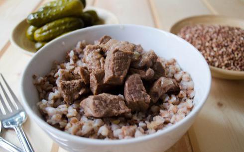 Trigo sarraceno con carne en un multivark 