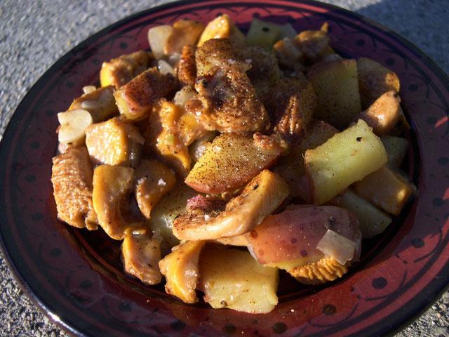 ¿Cómo se cocinan los champiñones? Rebozuelos en una sartén con patatas