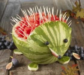 ¿Qué tan hermoso es cortar una sandía para colocarla en una mesa festiva?