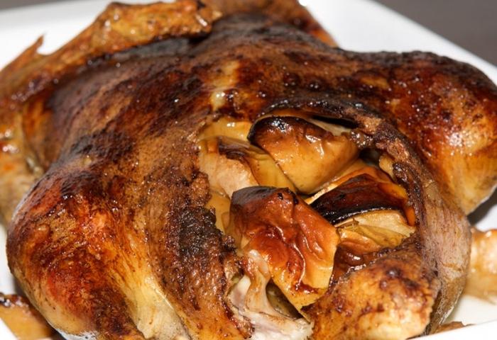 Cómo cocinar un delicioso pato con manzanas para una mesa festiva?