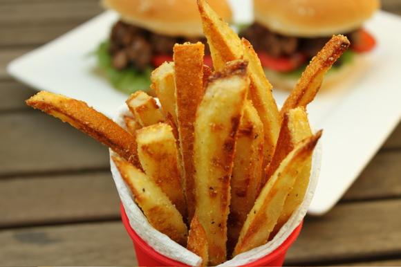 Papas fritas en una sartén - rápido y sabroso