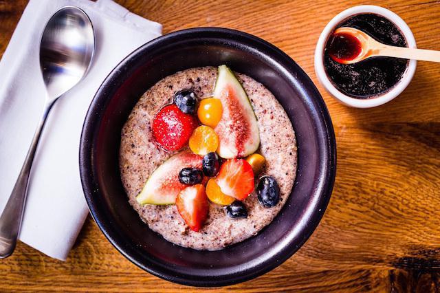 Avena con fruta en la leche. Beneficio y daño