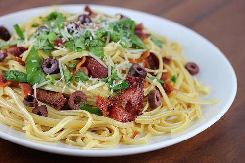 Pasta en salsa de crema con tocino: receta