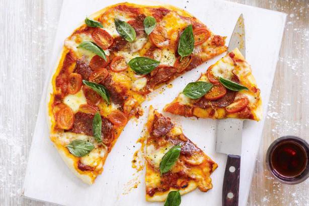 Receta para pizza con salchicha, queso y tomates. 