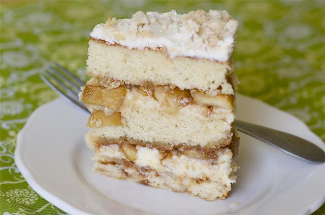 Tarta de leche con manzanas en el horno.