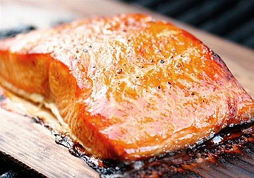 Sugerimos hornear salmón rosado en el horno
