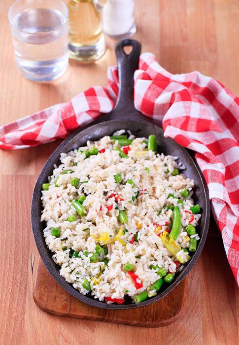 arroz con receta de verduras en una sartén