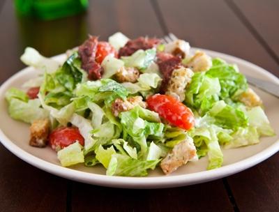 receta de ensalada Caesar clásica con pollo