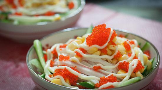 Ensalada de cangrejo con maíz y pepino. Recetas