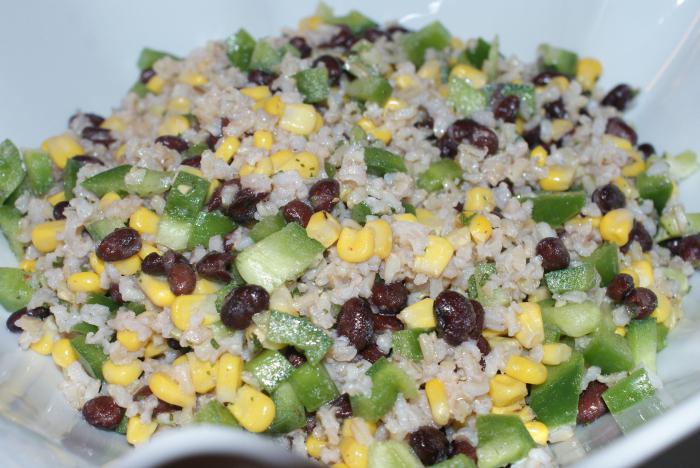 Ensalada con maíz enlatado - magra, pero diferente y sabroso