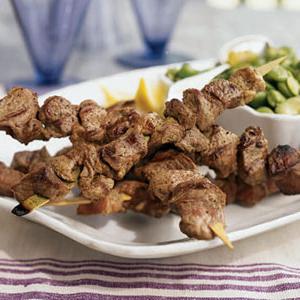 Pinchos de cordero. Adobo y cocina