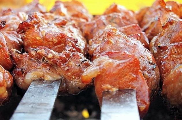 Jugoso y fragante shish kebab de cerdo: una receta de una manera caucásica