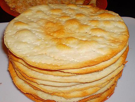 Pastel en una sartén con crema pastelera. Tarta casera: receta paso a paso