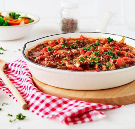 guiso de cerdo con cebolla, tomates y verduras