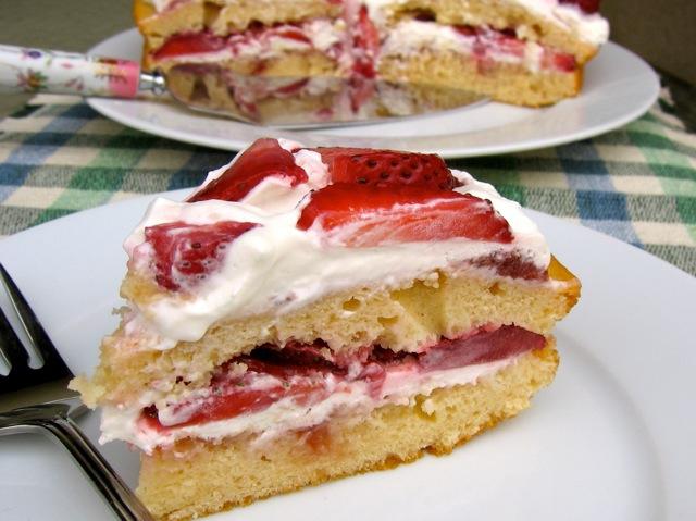 Pastel de cuajada en una barra múltiple con bayas y frutas