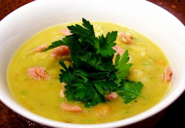 Sopa de guisantes con costillas ahumadas en un multivark