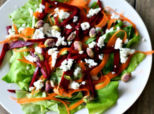 Ensalada de zanahoria y vitamina con ajo y queso para una fiesta festiva y un menú diario