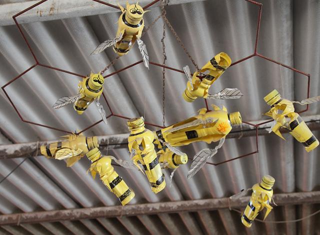 El erizo de botellas de plástico es un ornamento de jardín digno