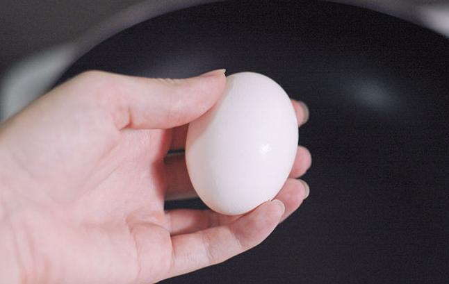 Descubramos por qué no puedes aplastar un huevo con una mano
