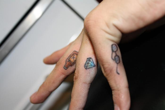 Decoración no estándar - tatuajes de dedos