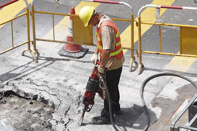 trabajo de reparación de señal de tráfico 