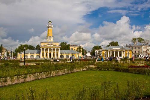 La decoración principal de Susaninskaya Square - una torre de fuego (Kostroma)