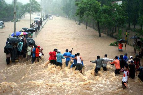 La cantidad máxima de precipitación cae en qué parte del planeta?