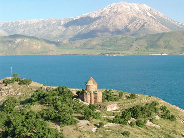 el río de la montaña armenia