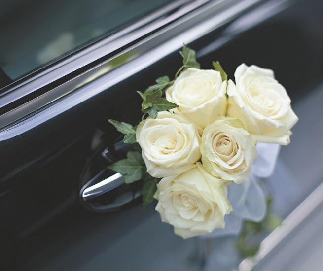 Decoración del automóvil para una boda con las propias manos
