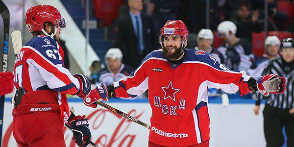 Defensor del club de hockey CSKA Nikita Pivtsakin